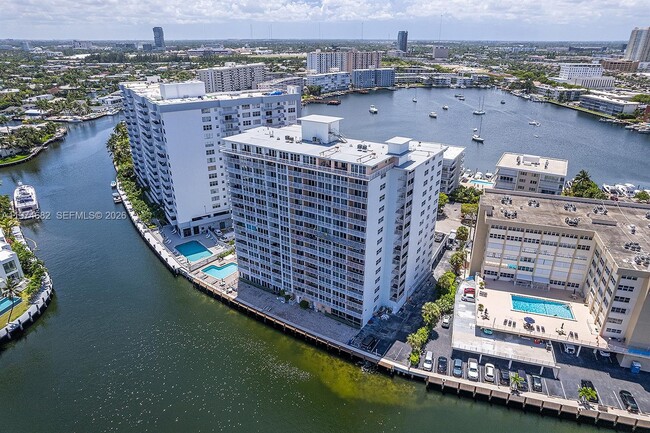 Foto del edificio - 121 Golden Isles Dr