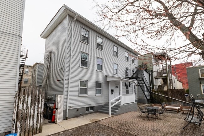 Building Photo - 5 8th St