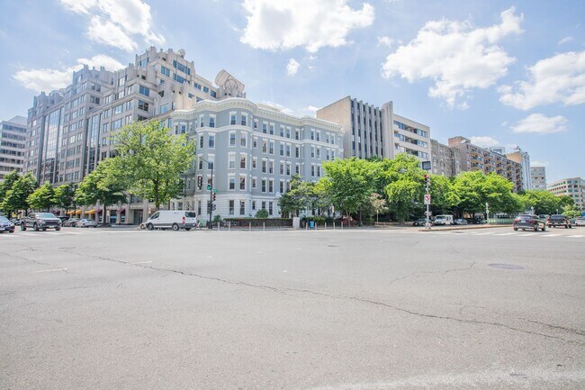 Foto del edificio - Spacious Studio Condo in Logan Circle!