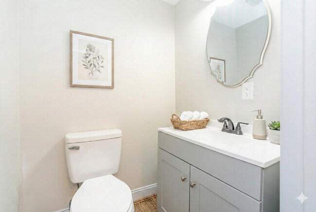 Building Photo - 1096 E 22nd Ave