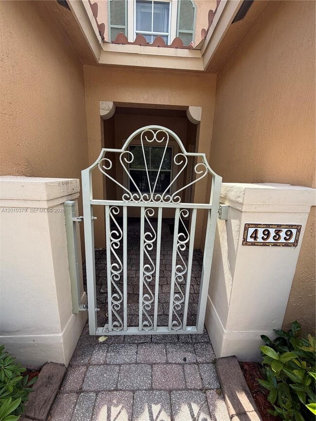Building Photo - 4939 N Harbor Isles Dr