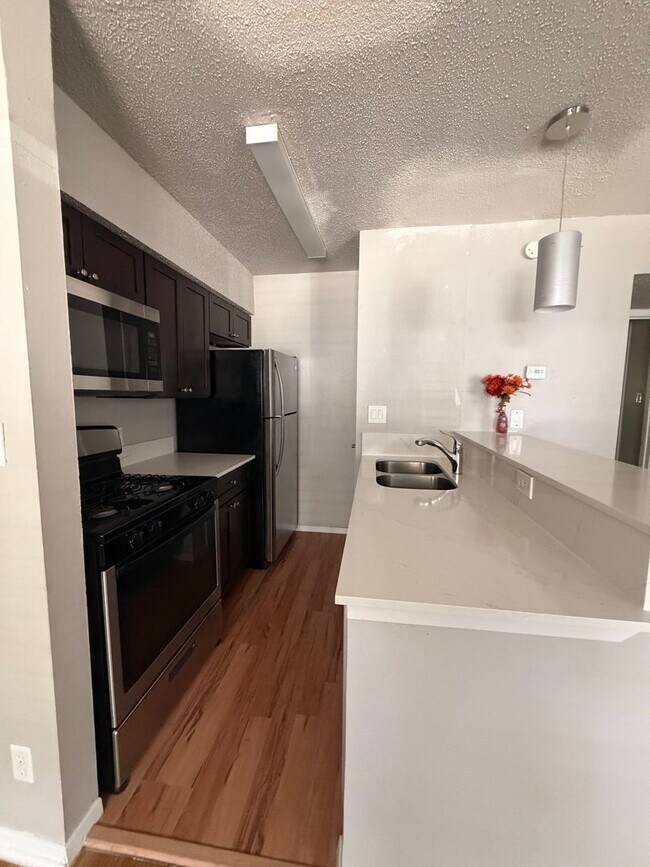 Building Photo - 1bed/1bath condo in 78704