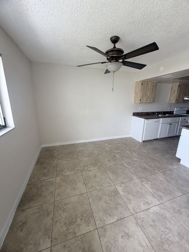 Building Photo - 5004 Chiquita Blvd S