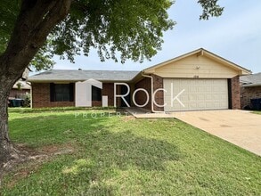 Building Photo - 1216 Edinburg Dr