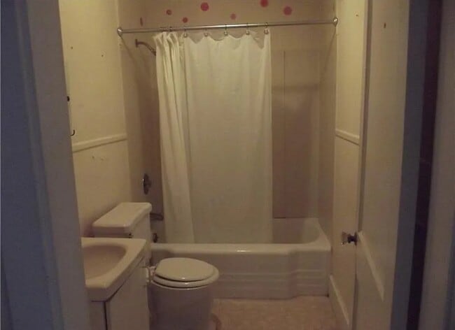 Bathroom - 6 Hallowell St