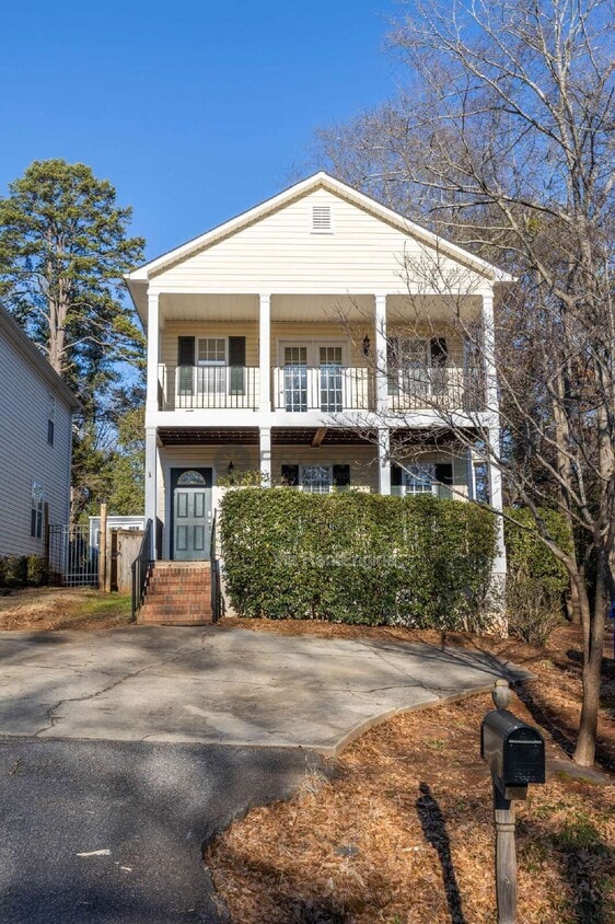 Photo - 102 Wellington Avenue