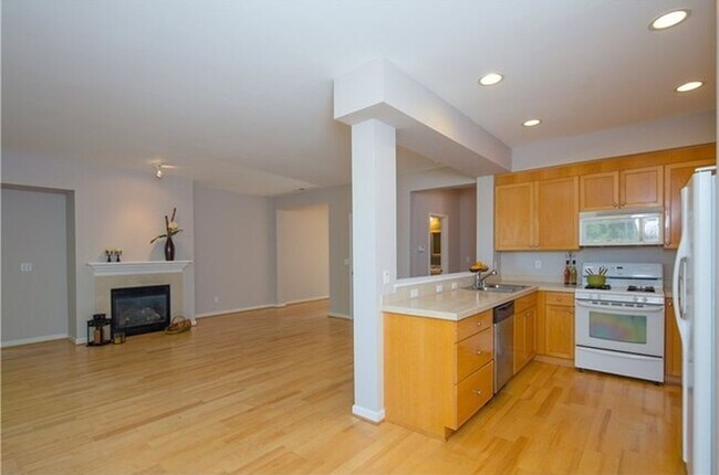 Building Photo - 3 bedroom Townhome in Renton Highlands