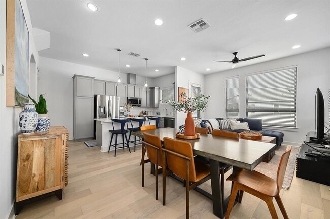 Building Photo - 2050 Lohmans Spur Rd