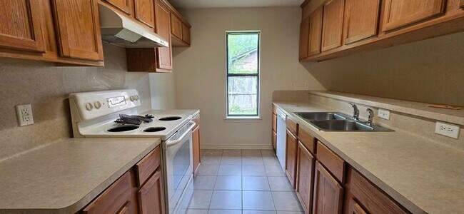 Foto del edificio - Available Now! Spacious 2 Bedroom 2 Bath Duplex in Longview!