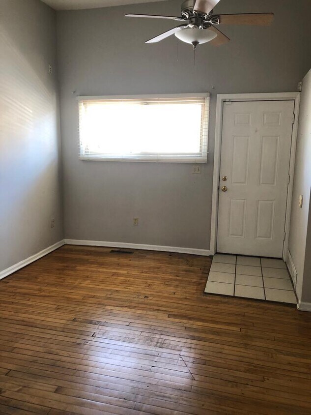 Primary Photo - 2400 S 6th St