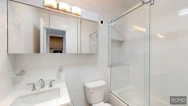 Building Photo - 39 E 65th St