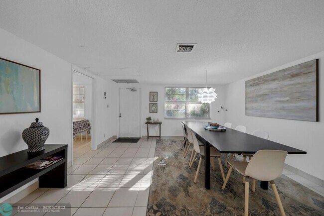 Building Photo - 4031 N Cypress Dr