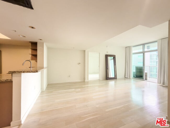 Building Photo - 13700 Marina Pointe Dr