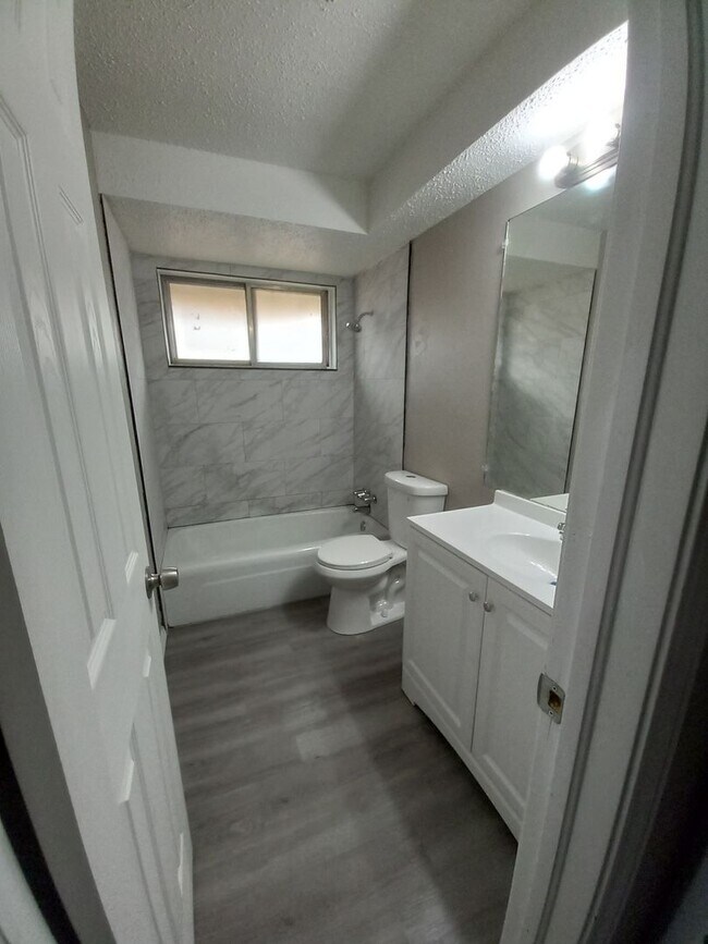 Foto del edificio - Beautiful 4-Bedroom Available Now!