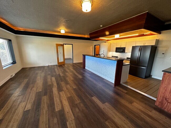 Building Photo - 5593 N Shore Dr