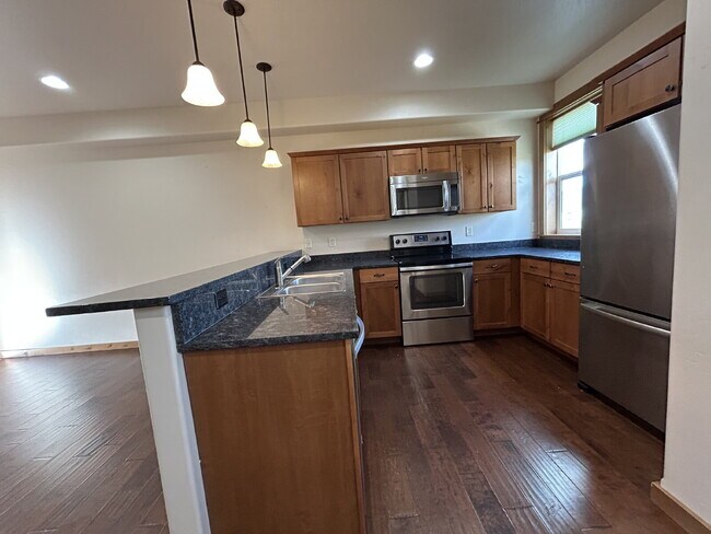 Foto del edificio - Upgraded 2 Bed, 1.5 Bath Townhouse with St...