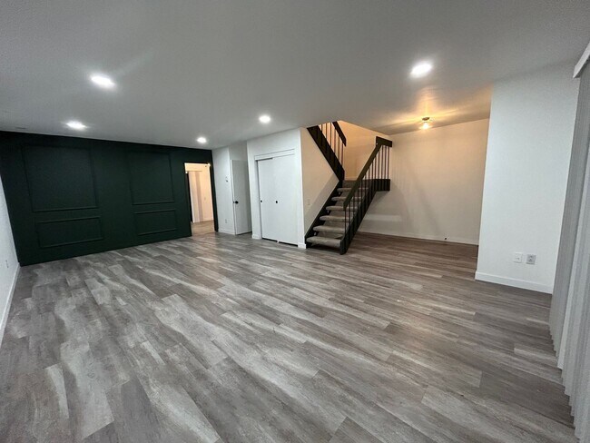 Building Photo - 4 bedroom Townhome for Rent in Rancho Bern...