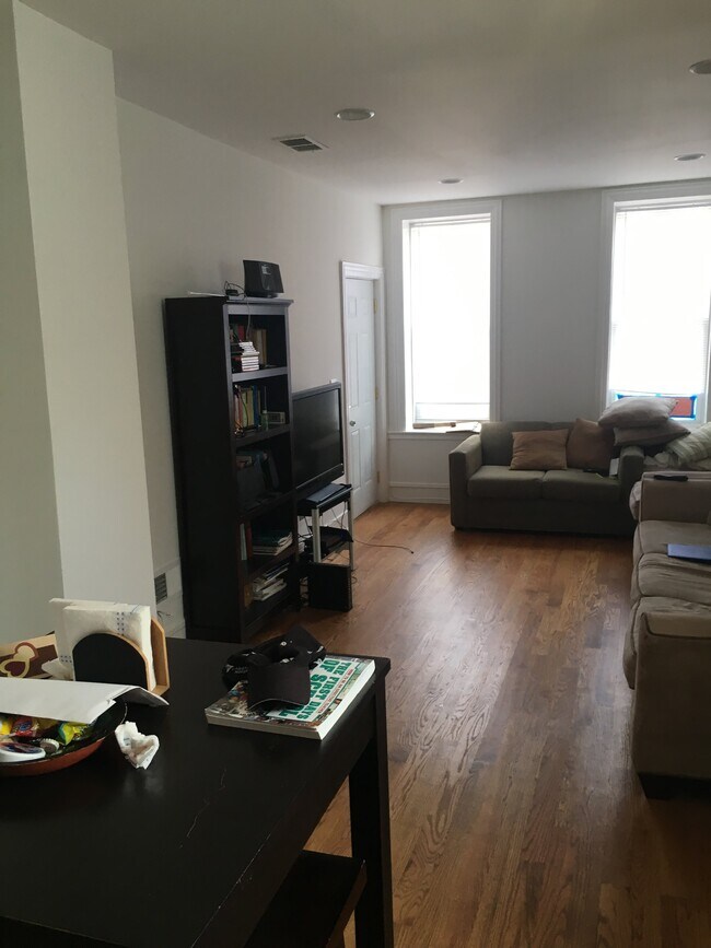 Foto del edificio - 2151 N Bell Ave
