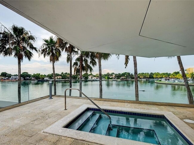 Foto del edificio - 5900 Collins Ave