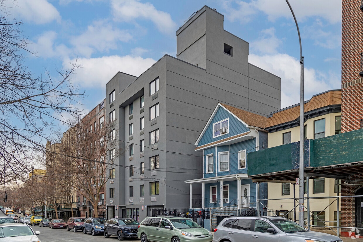 Primary Photo - 1699 Topping Ave