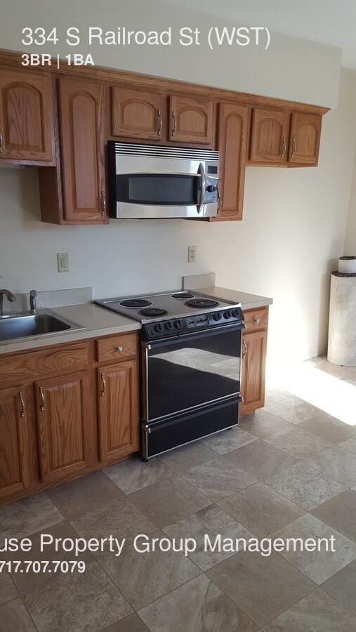Building Photo - Clean 3 Bedroom unit