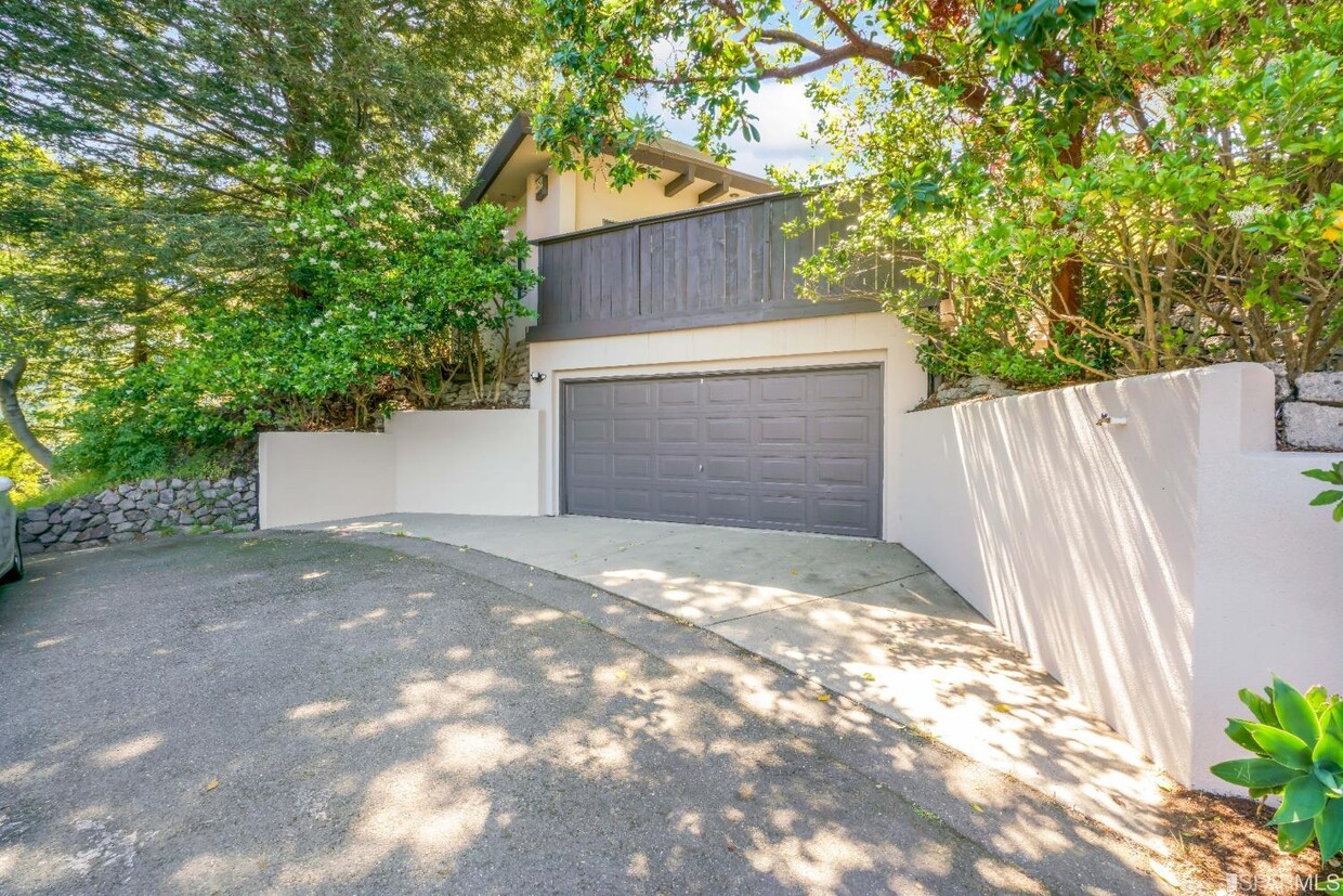 Primary Photo - 1350 Grand View Dr