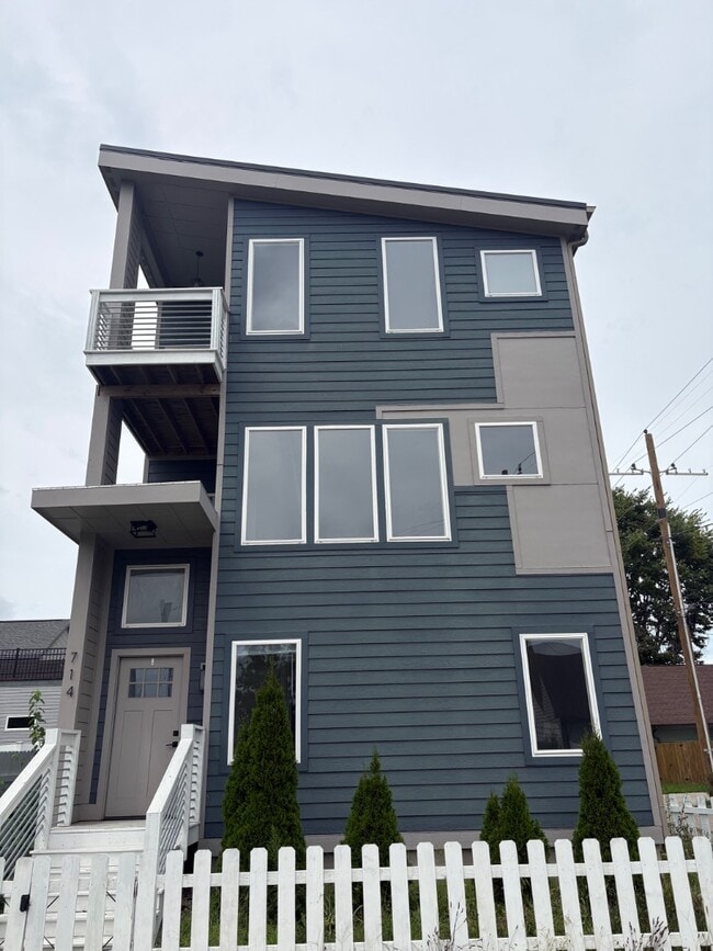 Building Photo - 714 E 20th St