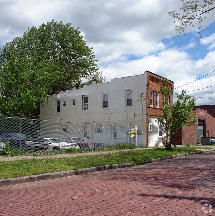 1119 Johnston St, Akron, OH 44305 Apartments in Akron, OH