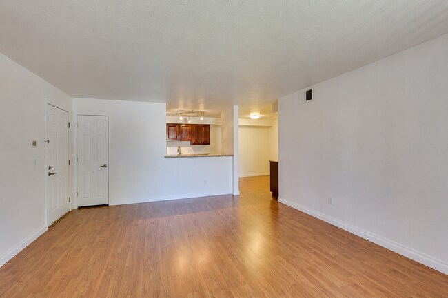 Foto del edificio - Beautiful 2-Bed, 2-Bath 2nd-Floor Condo Near The Lakes!