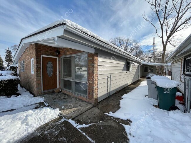 Building Photo - 1210 E Maxlow Ave