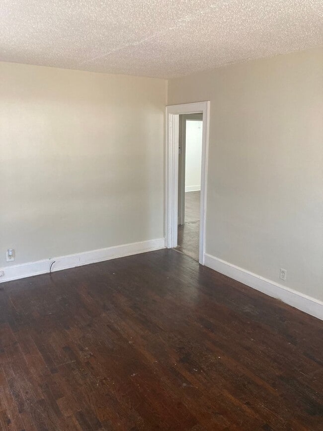 Building Photo - 403 N Elm St NW