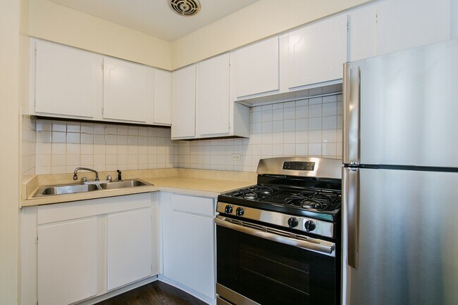 Building Photo - 525 W Deming Pl