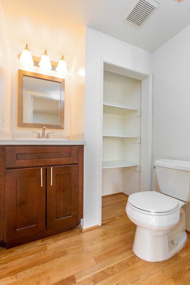 Building Photo - 1452 S Canfield Ave