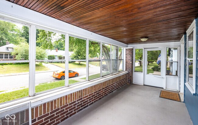 Foto del edificio - 5144 Winthrop Ave