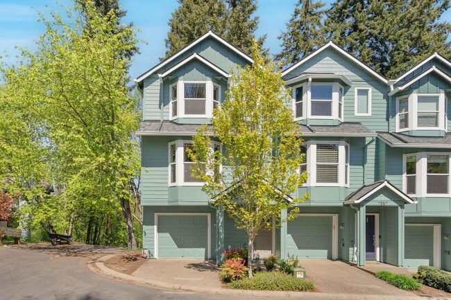 Bright, spacious 3-bdrm/2.5 bath Tigard townhome. Fireplace, balcony, 2-car garage, W/D - Bright, spacious 3-bdrm/2.5 bath Tigard townhome. Fireplace, balcony, 2-car garage, W/D