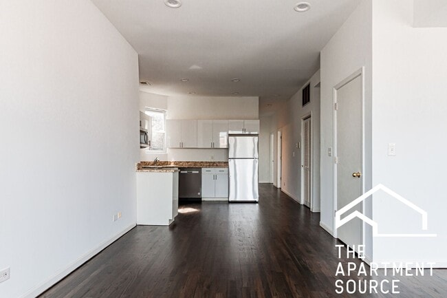 Building Photo - 3328 N Clark St