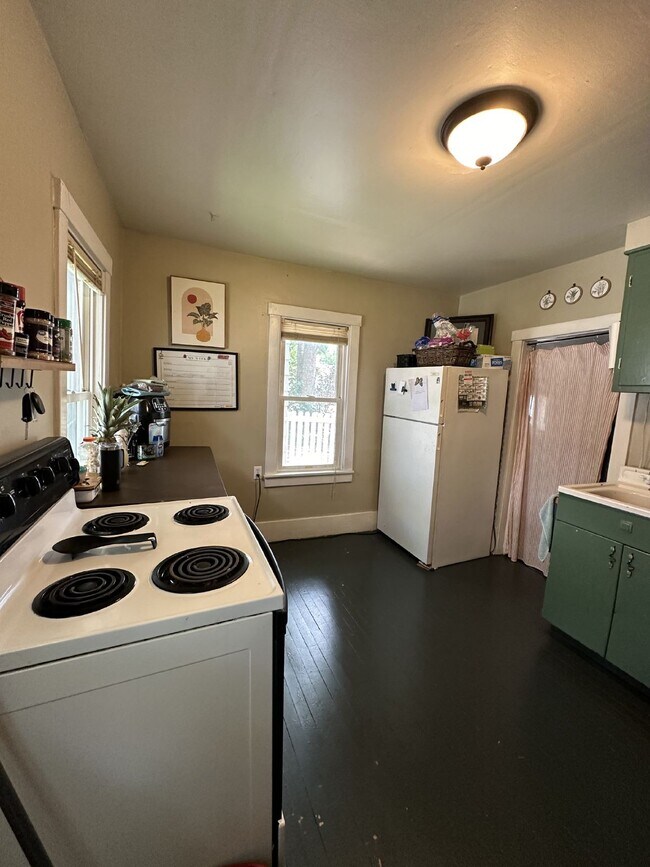 Foto del edificio - 1 Bed 1 Bath single family home near UWEC Available June 1st! Fenced in yard!