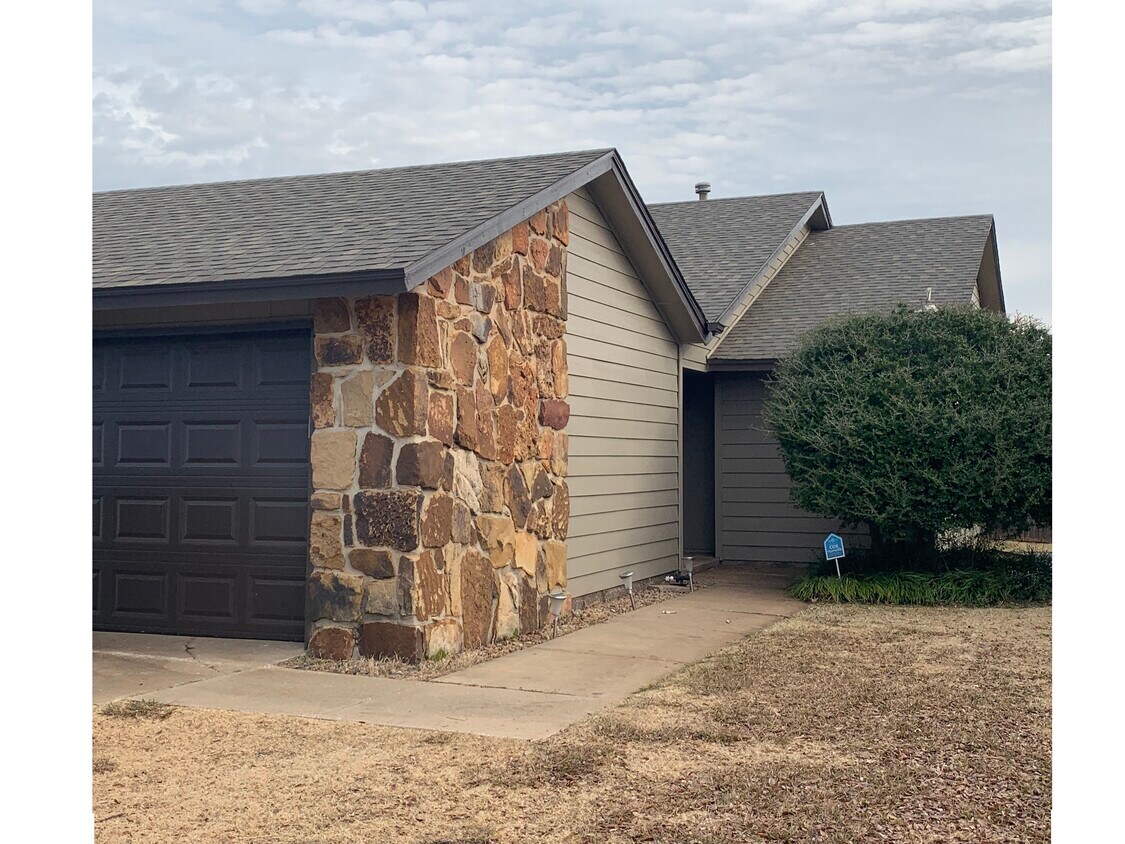 10112 Shadowridge Dr, Oklahoma City, OK 73159 Townhome Rentals in