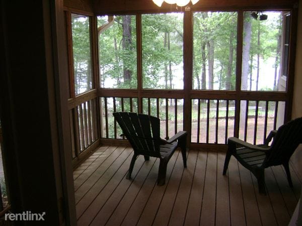 Building Photo - 528 Stagecoach Dr
