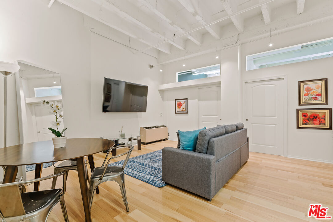 Foto principal - 312 W 5th St