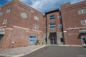 Building Photo - 2-2J Stewart Ave