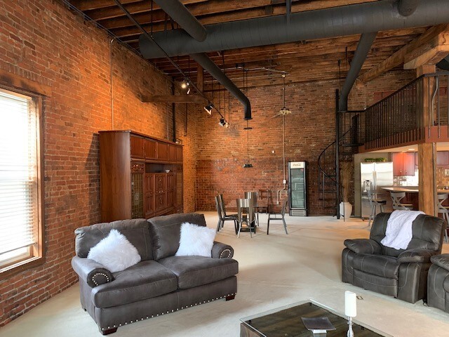Great Room with Loft - 19 S 13th 1/2 St