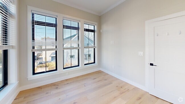 Building Photo - 163 Everett St