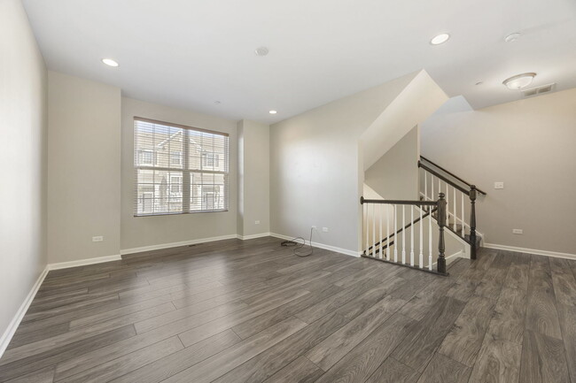 Building Photo - 2955 Madison Dr