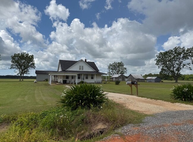 Building Photo - Charming Country Farmhouse in Elberta!