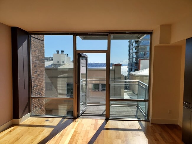 609 Water View Lots of light - 2911 2nd Ave