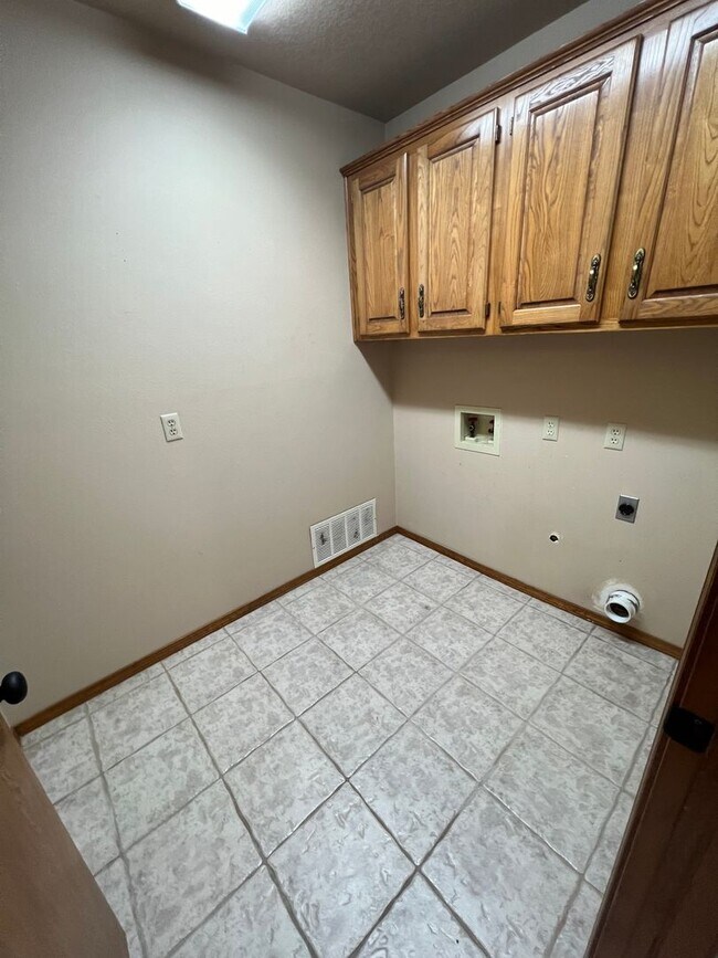 Foto del edificio - 3 Bed 2 Bath House Right by Rena Elementar...