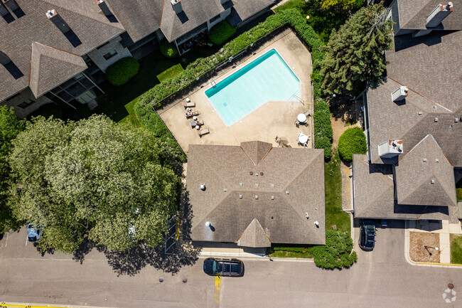 Habitación del complejo y la piscina - Waterford Green Apartments & Townhomes