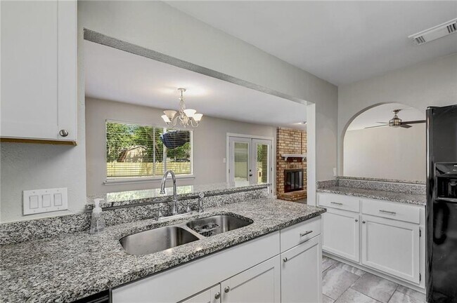 Building Photo - 906 Cactus Dr
