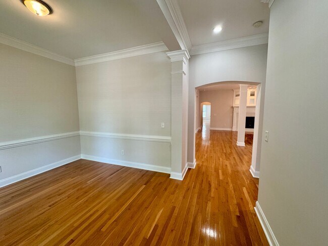 Building Photo - Adorable Home in Brighton Park